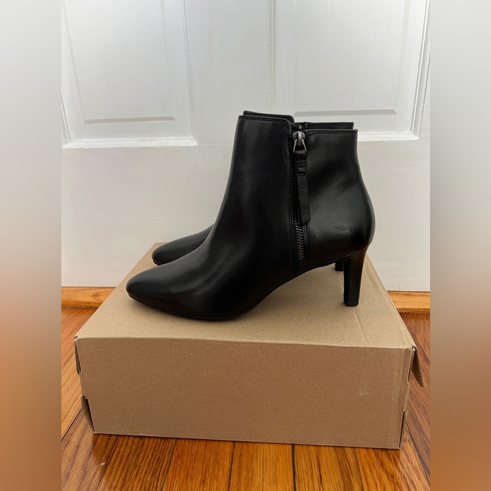 BRAND NEW CLARKS calla blossom ankle boots size 8